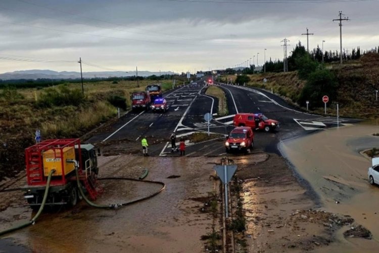 Sel sürücülere zor anlar yaşattı