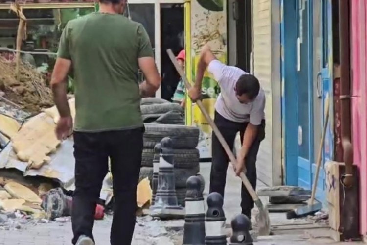 Yıkım sırasında molozlar yola döküldü: İş yerleri zarar gördü