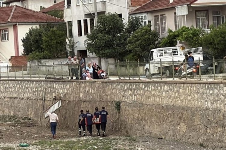 Kediye yardım etmek isteyen genç kız su kanalına düştü