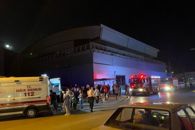 Düğün salonunda korkutan yangın: 2'si çocuk 4 kişi dumandan etkilendi