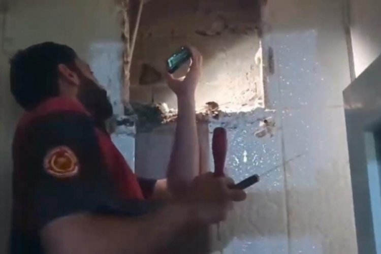 Havalandırma boşluğunda mahsur kalan yavru kedi kurtarıldı
