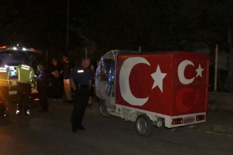 Yolun karşısına geçmek isteyen kadına ters yönden gelen plakasız araç çarptı