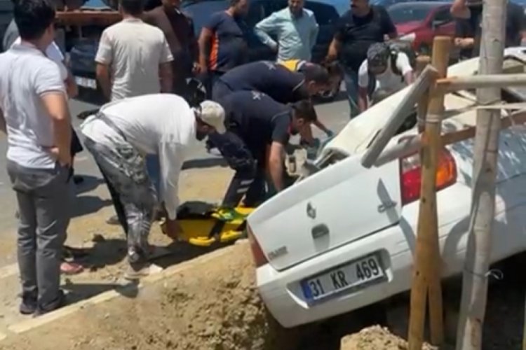 Orta refüje devrilen otomobilin sürücüsü yaralandı
