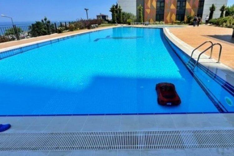Feci olay: 4 yaşındaki çocuk akülü arabasıyla havuza düştü