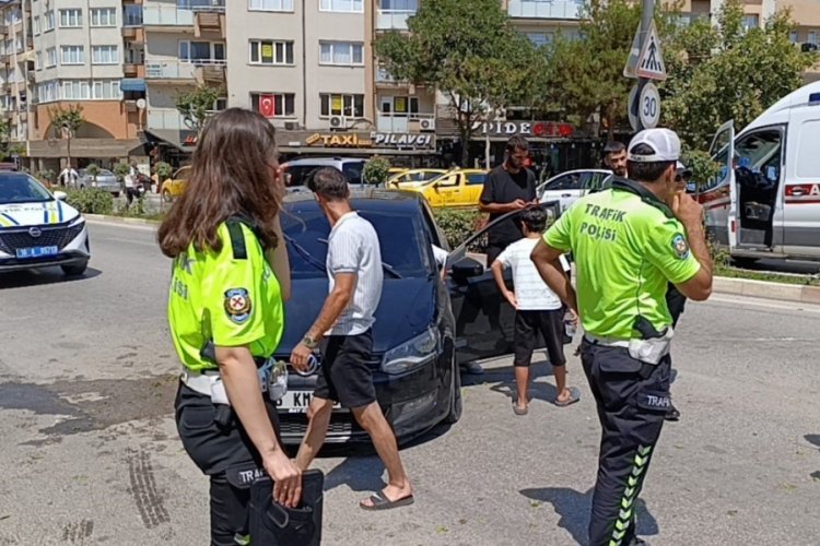  Bursa'da iki araç kafa kafaya çarpıştı: Çok sayıda yaralı var