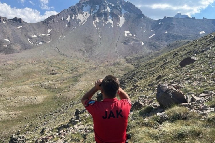 Erciyes'e zirve tırmanışı yapan dağcı mahsur kaldı