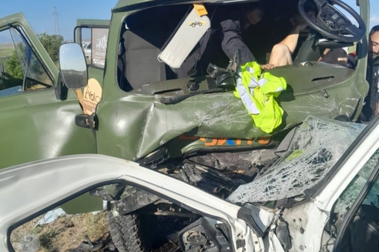 Bayburt'ta trafik kazası: 2 ölü, 6 yaralı