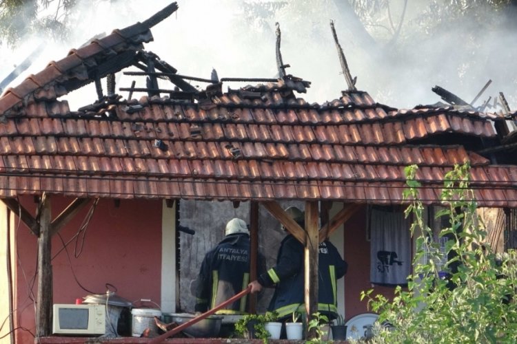Dumanları fark edince 2 torununu da alarak çıktı, evinin üst katı küle döndü