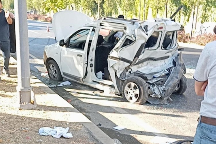 Araç ile servis minibüsü çarpıştı: 4 yaralı