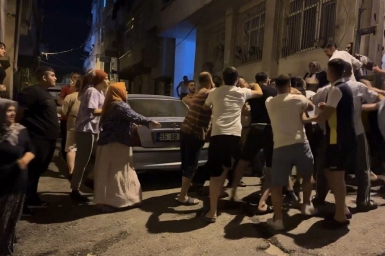 Samsun'da sokak ortasında park yeri kavgası: Tekme ve yumruklarla birbirlerine girdiler