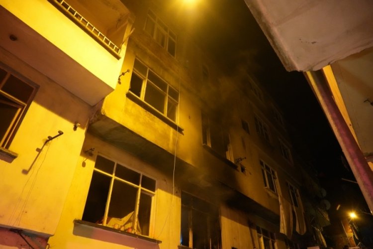 3 katlı binada yangın: 3 kişi dumandan etkilendi