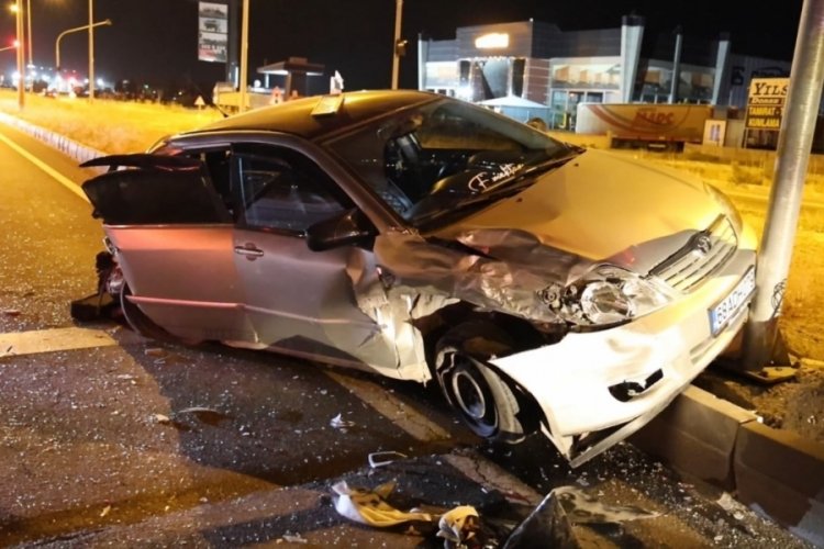 Tır ile 2 otomobil çarpıştı: 1 yaralı