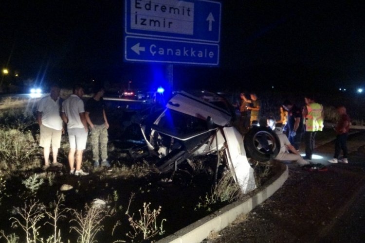 İki otomobil çarpıştı: 1'i ağır 3 yaralı