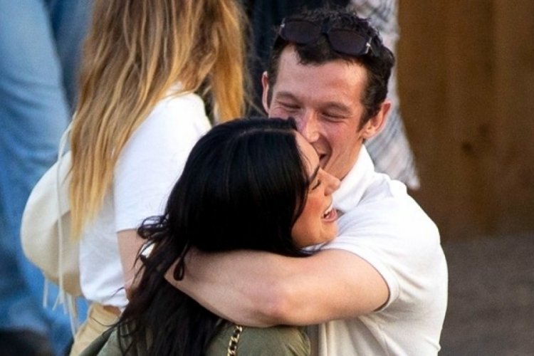 Dua Lipa ile nişanlısı Callum Turner parkta aşka geldi