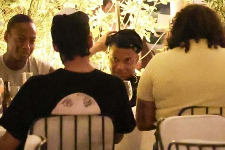 Kylian Mbappe arkadaşlarıyla Paris gecelerinde