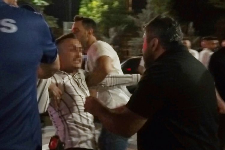 Alkollü maganda polisin camını kırdı!