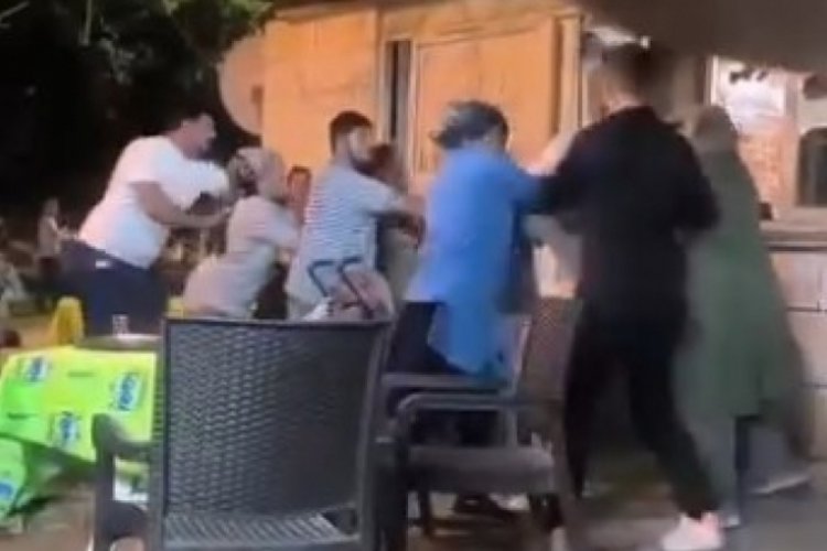 Kadınlar sahilde birbirine girdi! Erkekler ayırmaya çalıştı