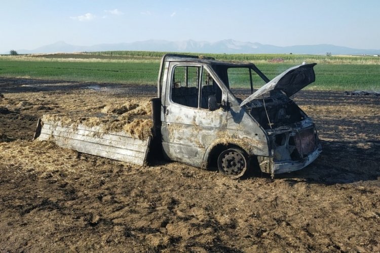 Sahibinden habersiz alınan saman balyaları kamyonet ile birlikte yandı