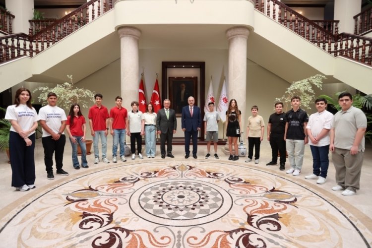 Bursa Valisi Ayyıldız, LGS'de tam puan alan 20 öğrenciyi makamında ağırladı