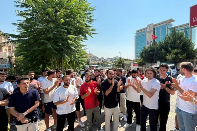Profesyonel futbolcular isyan etti! Bakanlık önünde toplandılar...