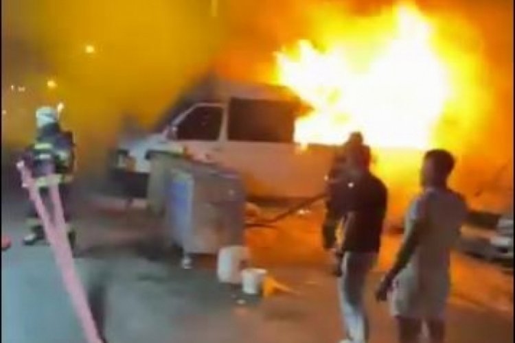 Park halindeki iki minibüs alev topuna döndü