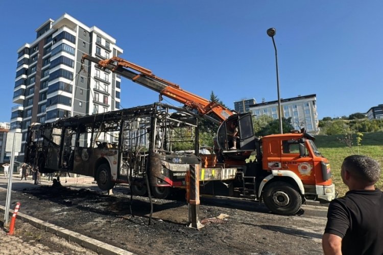 Belediye otobüsünde büyük panik! Alevlerin arasından kaçtılar...