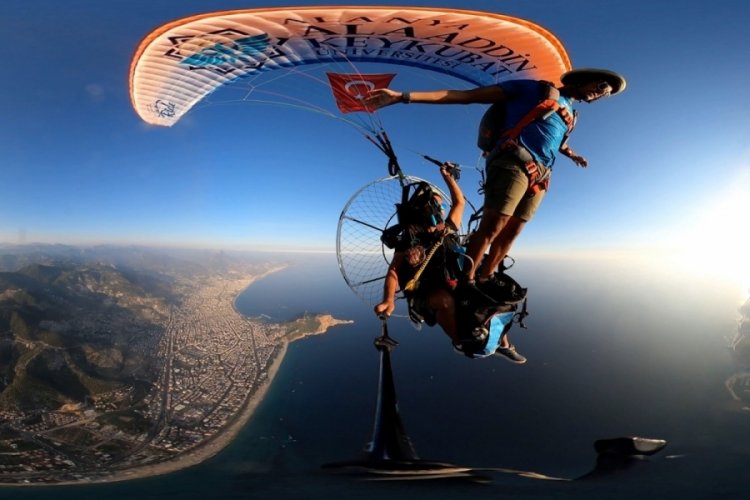 Alanya semalarında 1600 metrede Türk bayrağı dalgalandırıldı