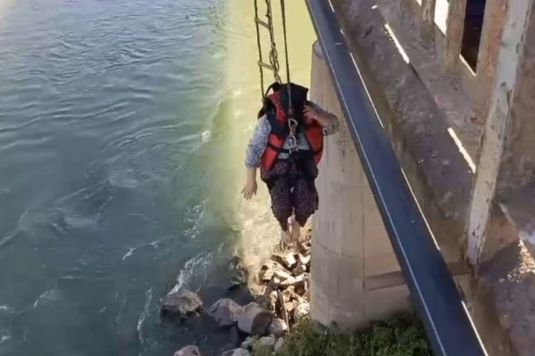 Serinlemek için girdiği suda mahsur kaldı