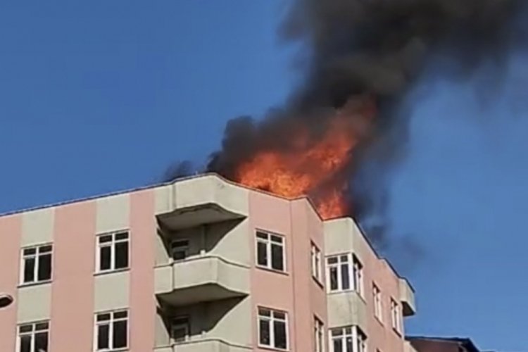 4 katlı binanın çatısında yangın çıktı