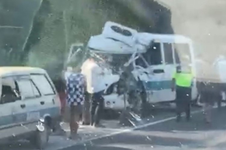 Yolcu minibüsü kamyonla çarpıştı: 2'si Ağır 4 Yaralı