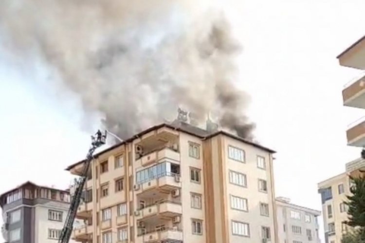 Gaziantep'te 6 katlı binanın çatısında yangın