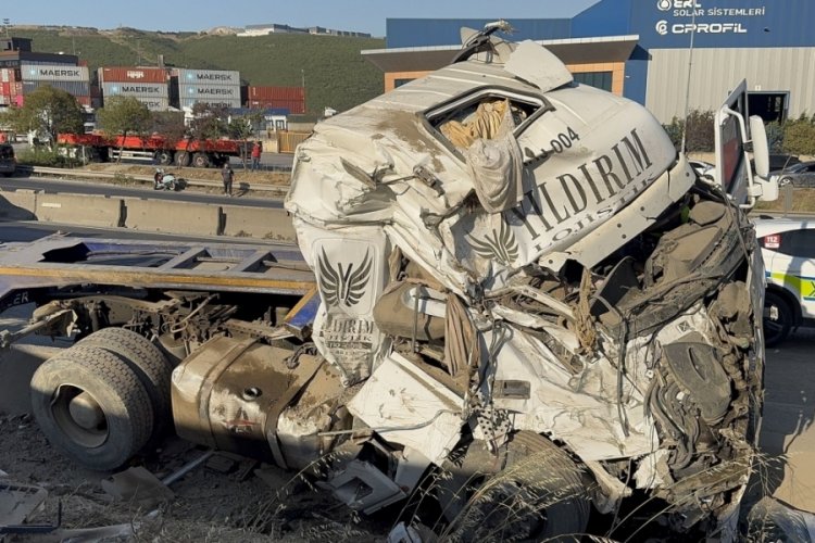 Tırın dorsesi otomobillerin üzerine düştü! Çok sayıda ölü var...