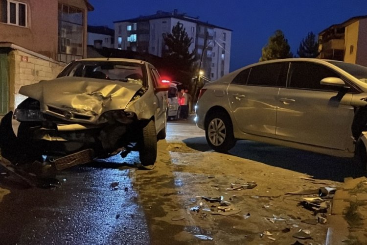 Sivas'ta iki otomobil çarpıştı: 6 kişi yaralandı