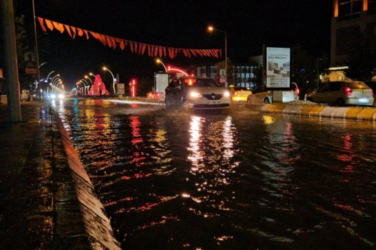 İçme suyu hattı patladı: Cadde ve sokaklar göle döndü