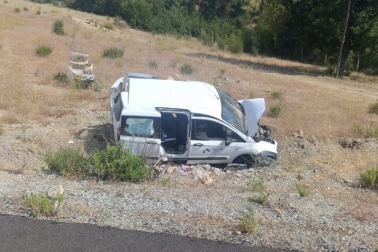 Şarampole uçan hafif ticari aracın sürücüsü yaralandı