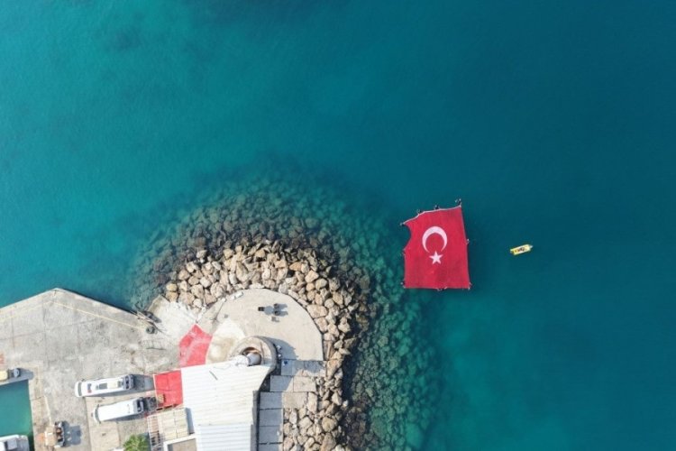 Antalya'da 15 Temmuz dolayısıyla denizde Türk bayrağı açıldı