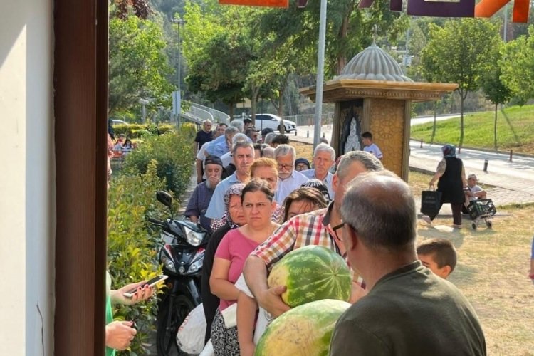 Fiyatı tepki topladı: Belediye satın alıp herkese ücretsiz dağıttı!