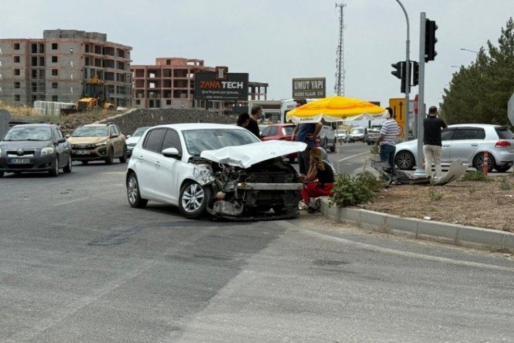 Kamyonet ile otomobil kafa kafaya çarpıştı: 2 yaralı