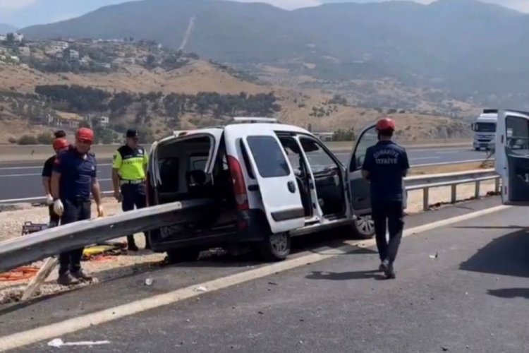 Bariyerlere ok gibi saplandı! Feci şekilde can verdiler...