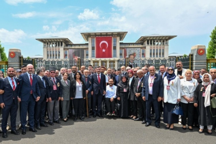 Cumhurbaşkanı Yardımcısı Yılmaz, 15 Temmuz Şehitler Anıtı'na çelenk bıraktı