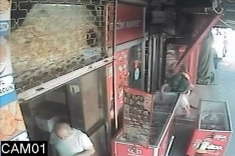 Dondurma çalarken yakalandı, geri verip tekrar çaldı