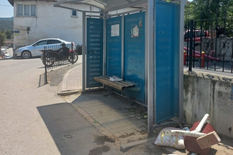 Bursa'da iki teker panik yarattı! Durağa daldı...