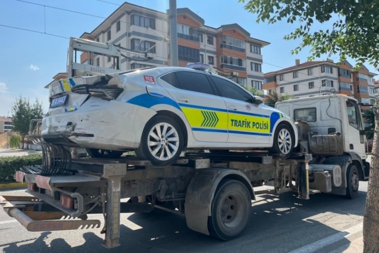 Kazayı inceleyen polisin aracına kontrolden çıkan otomobil çarptı: 1'i polis 3 yaralı