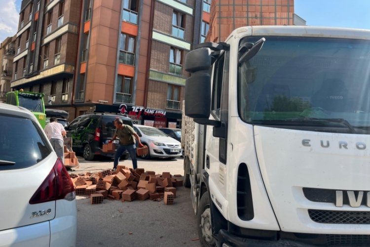 Kamyondan düşen tuğlalar yolu kapattı