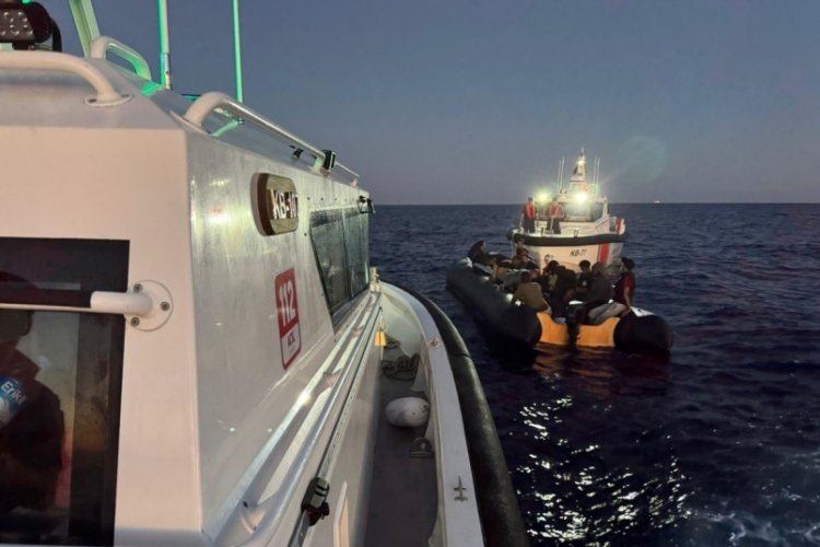 İzmir açıklarında 89 göçmen yakalandı