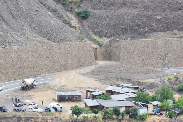 Artvin'de heyelan: Yol trafiğe kapandı