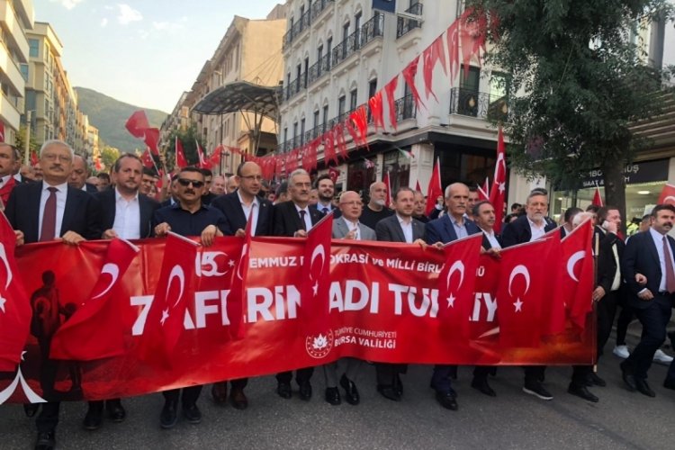 15 Temmuz şehitleri için Bursa'da Demokrasi ve Bayrak Yürüyüşü düzenlendi