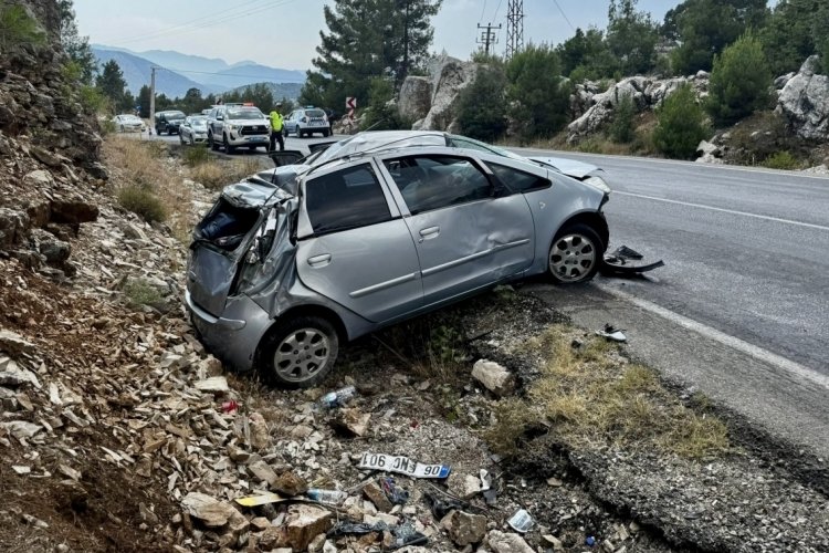 Akseki'de otomobil yoldan çıkıp kayalık alana çarptı: 5 yaralı