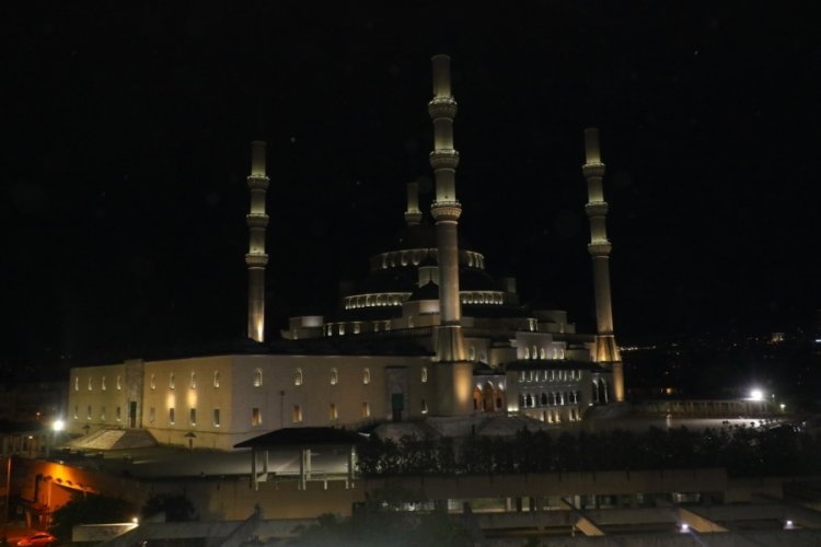 Darbe girişiminde birlik ve beraberliğin sembolü olan selayı Diyanet İşleri Başkanı Erbaş okudu