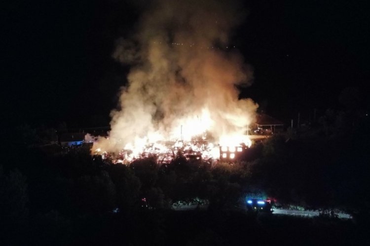 Alevler geceyi böyle aydınlattı: Yanan köy havadan görüntülendi